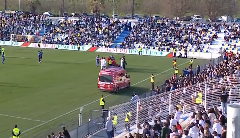 Ambulância entra em campo para levar Lucão, do Elvas, para o hospital