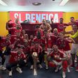 Festa no balneário do Benfica após a conquista da Taça da Liga no ano passado