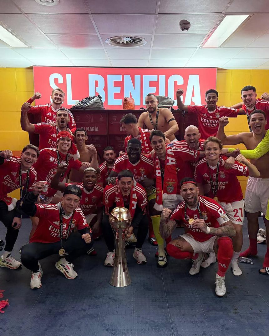 Festa no balneário do Benfica após a conquista da Taça da Liga no ano passado