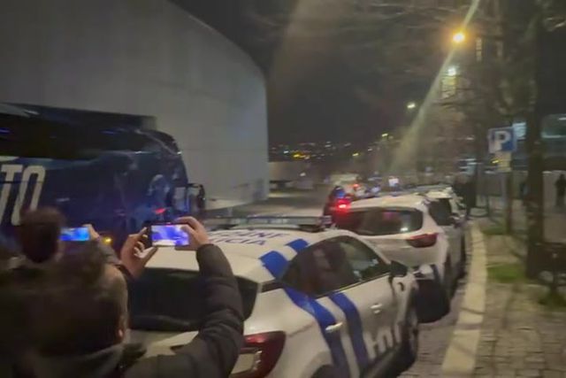 Adeptos do FC Porto pedem demissão de Vítor Bruno na chegada ao Dragão