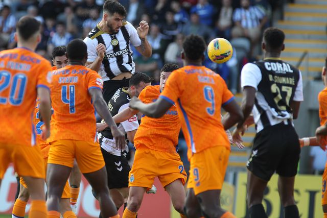 José Vítor, do Nacional, salta na área, no jogo com o FC Porto, da 17.ª jornada da Liga (foto: HOMEM DE GOUVEIA/LUSA)