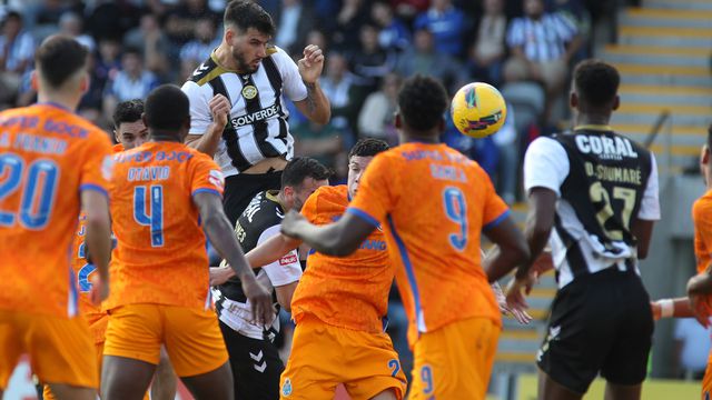 José Vítor, do Nacional, salta na área, no jogo com o FC Porto, da 17.ª jornada da Liga (foto: HOMEM DE GOUVEIA/LUSA)