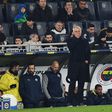 José Mourinho, teinador do Fenerbahçe, que nesta tarde de segunda-feira joga em casa do Konyaspor para a liga turca, com ar pensativo durante um jogo do clube de Istambul