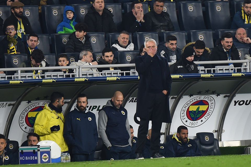 José Mourinho, teinador do Fenerbahçe, que nesta tarde de segunda-feira joga em casa do Konyaspor para a liga turca, com ar pensativo durante um jogo do clube de Istambul