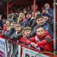 Adeptos no estádio do Tamworth, aguardando pelo jogo com o Tottenham