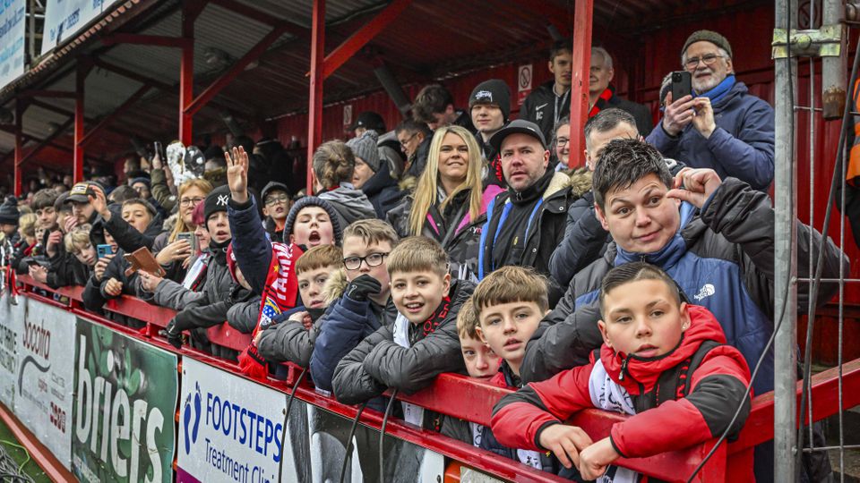 Adeptos no estádio do Tamworth, aguardando pelo jogo com o Tottenham