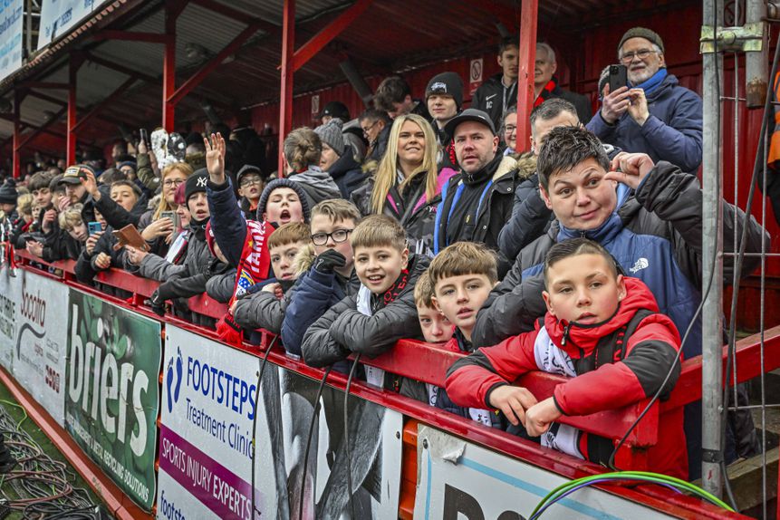 Adeptos no estádio do Tamworth, aguardando pelo jogo com o Tottenham
