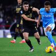 David NEres controla a bola, lutando contra a oposição de Faraoni, jogador do Verona