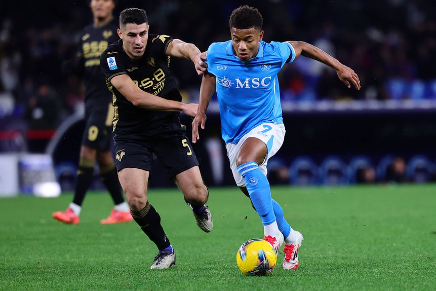 David NEres controla a bola, lutando contra a oposição de Faraoni, jogador do Verona