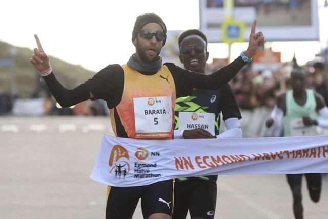 Samuel Barata no momento em que corta a meta