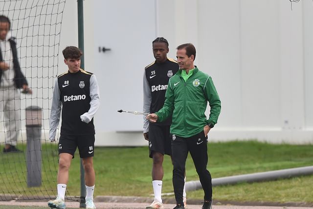 João Pereira, acompanhado por dois jogadores da equipa B do Sporting, entra no relvado de um dos campos da Academia Cristiano Ronaldo, em Alcochete, para mais uma sessão de trabalho