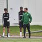 João Pereira, acompanhado por dois jogadores da equipa B do Sporting, entra no relvado de um dos campos da Academia Cristiano Ronaldo, em Alcochete, para mais uma sessão de trabalho