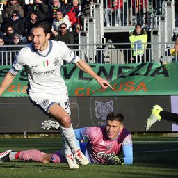 Darmian festeja com os braços abertos o golo apontado em casa do Venezia