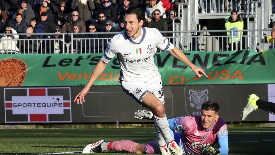 Darmian festeja com os braços abertos o golo apontado em casa do Venezia