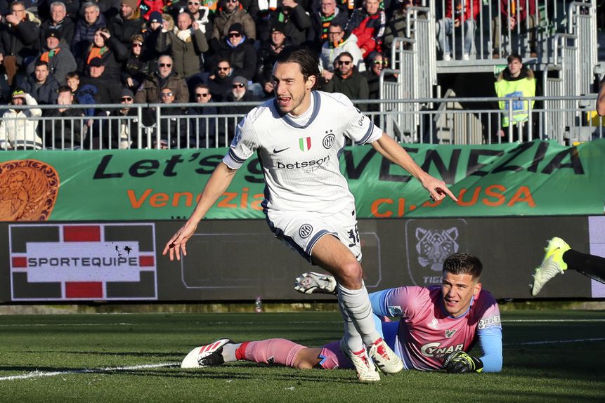 Darmian festeja com os braços abertos o golo apontado em casa do Venezia