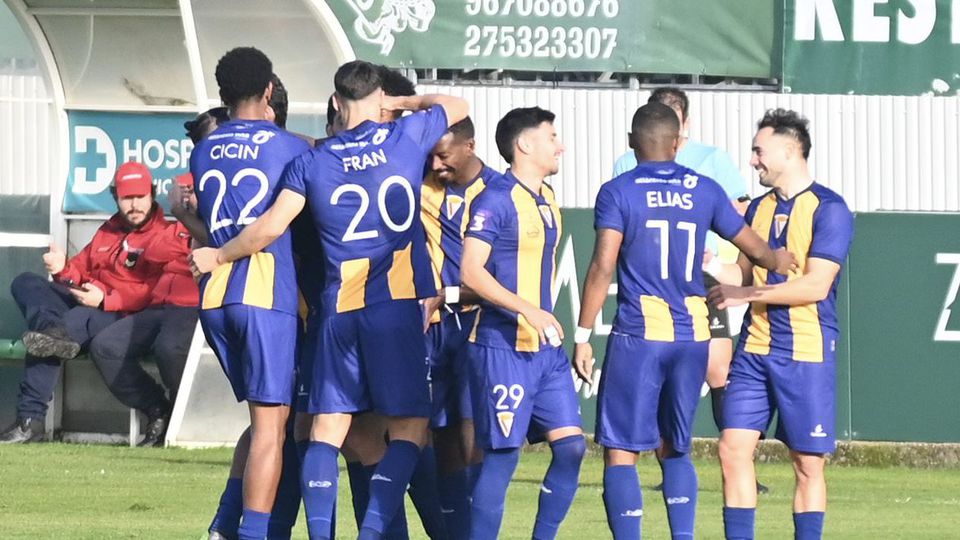 A equipa do Atlético celebra o triunfo na Covilhã