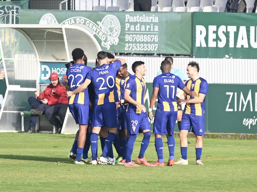 A equipa do Atlético celebra o triunfo na Covilhã