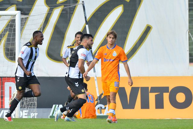 O desalento de Rodrigo Mora perante os festejos de Zé Vítor, autor do segundo golo do Nacional diante do FC Porto
