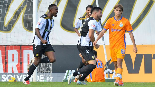 O desalento de Rodrigo Mora perante os festejos de Zé Vítor, autor do segundo golo do Nacional diante do FC Porto