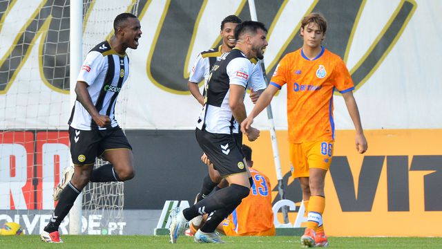 O desalento de Rodrigo Mora perante os festejos de Zé Vítor, autor do segundo golo do Nacional diante do FC Porto