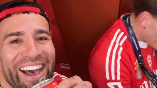 Otamendi bebe cerveja e mostra festa no balneário do Benfica (vídeo)