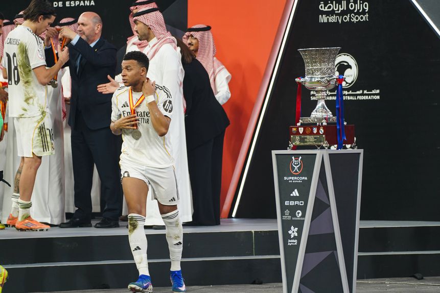 Mbappé com a medalha de finalista