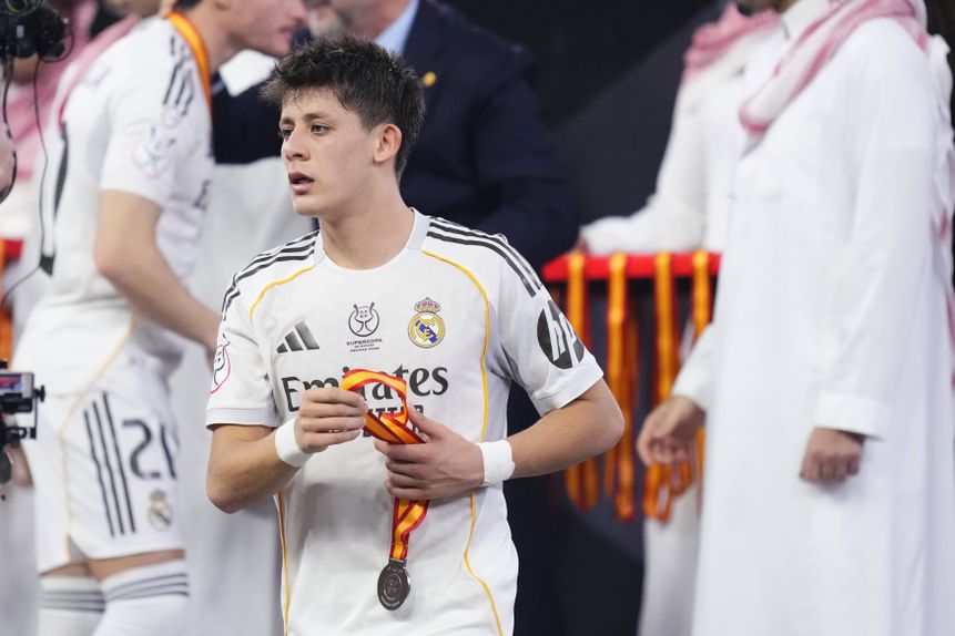 Arda Guler insatisfeito ao receber a medalha de 2.º classificado na Supertaça (IMAGO)