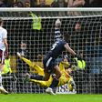 Craig Gordon salva cabeceamento de Emile Acquah no jogo com o Dundee