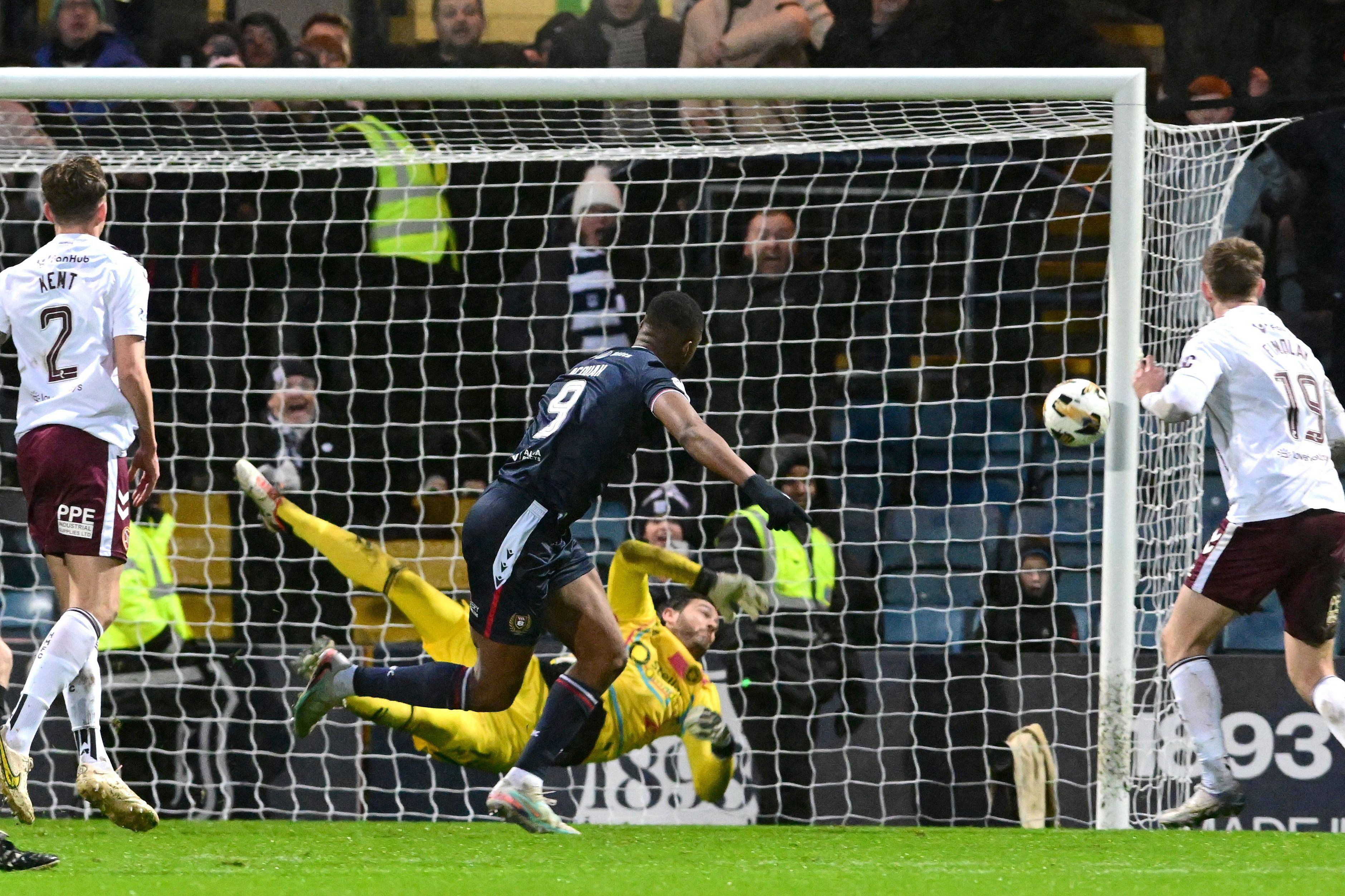 Craig Gordon salva cabeceamento de Emile Acquah no jogo com o Dundee