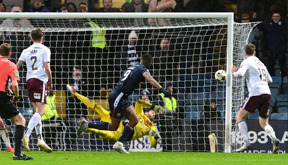 Craig Gordon salva cabeceamento de Emile Acquah no jogo com o Dundee