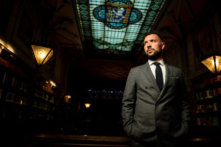 Farioli renovou contrato com o FC Porto na icónica livraria Lello - Foto: FC Porto