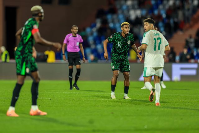 Nigéria garantiu lugar nas meias-finais da CAN após vitória por 2-0 sobre a Argélia, mas o jogo acabou em caos no relvado