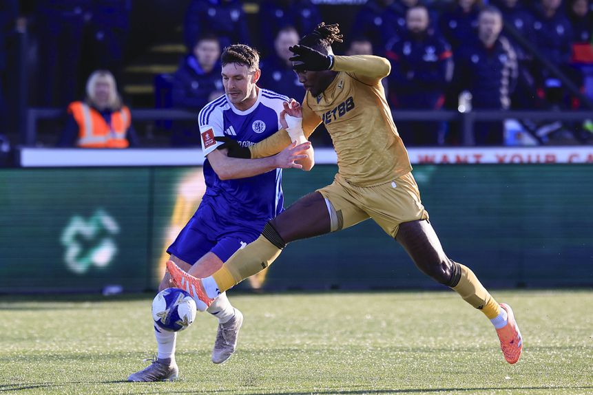 Sam Heathcote, defesa do Macclesfield, ganhou ao Crystal Palace (IMAGO)