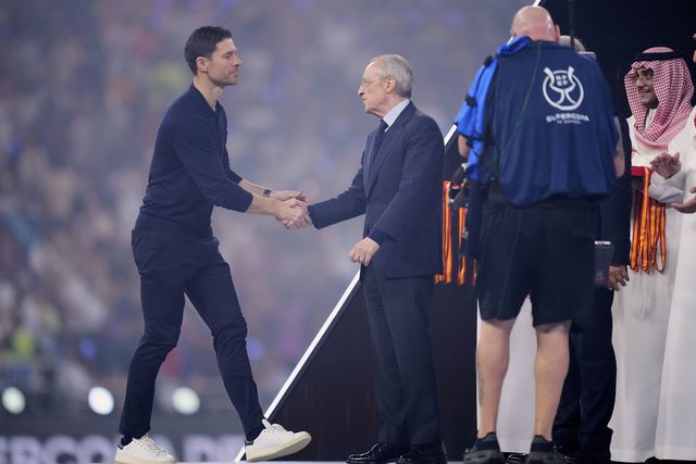 Xabi Alonso a cumprimentar Florentino Pérez