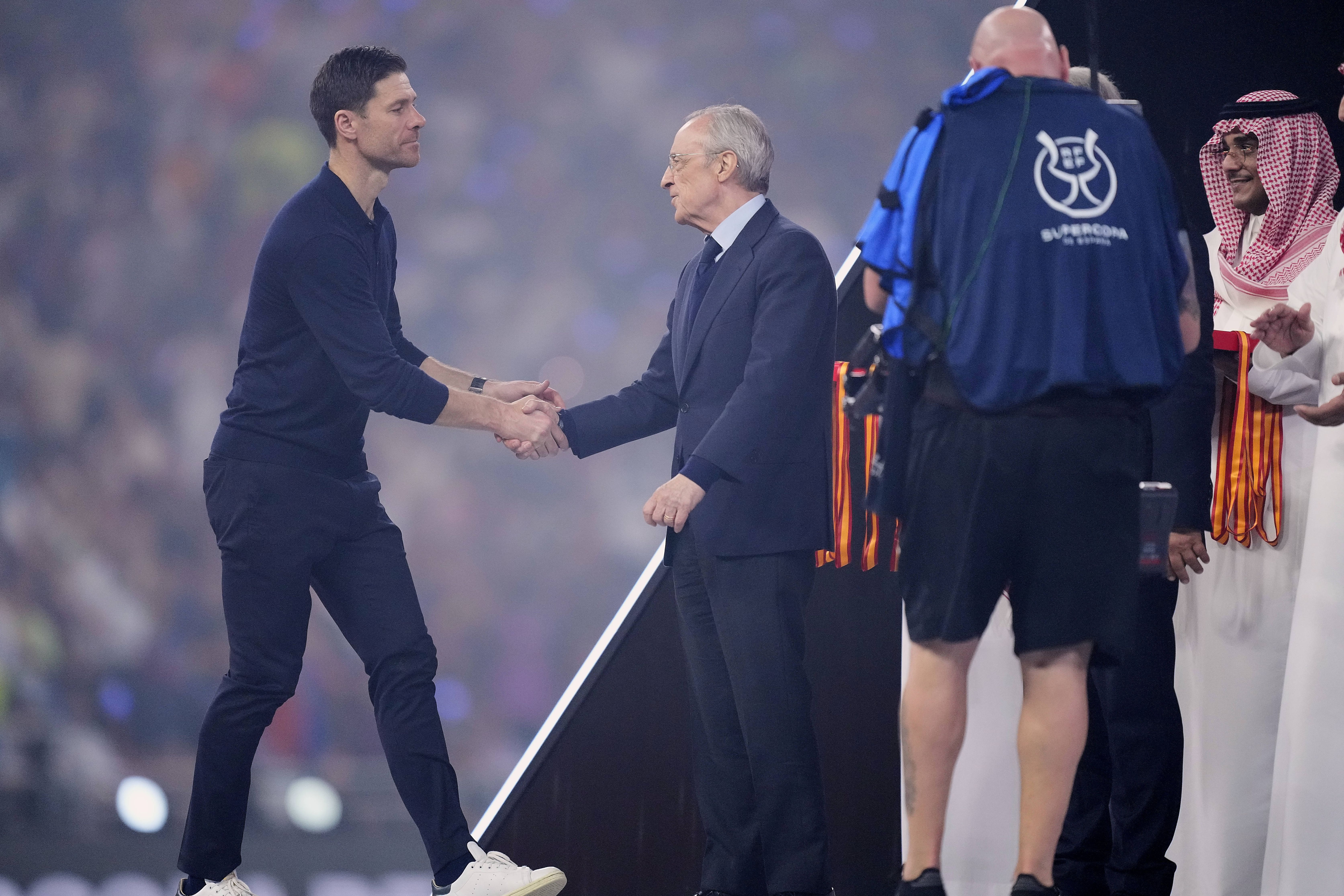 Xabi Alonso a cumprimentar Florentino Pérez