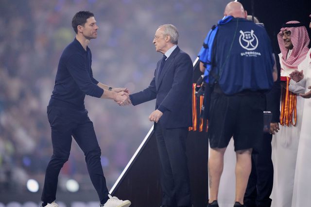 Xabi Alonso a cumprimentar Florentino Pérez