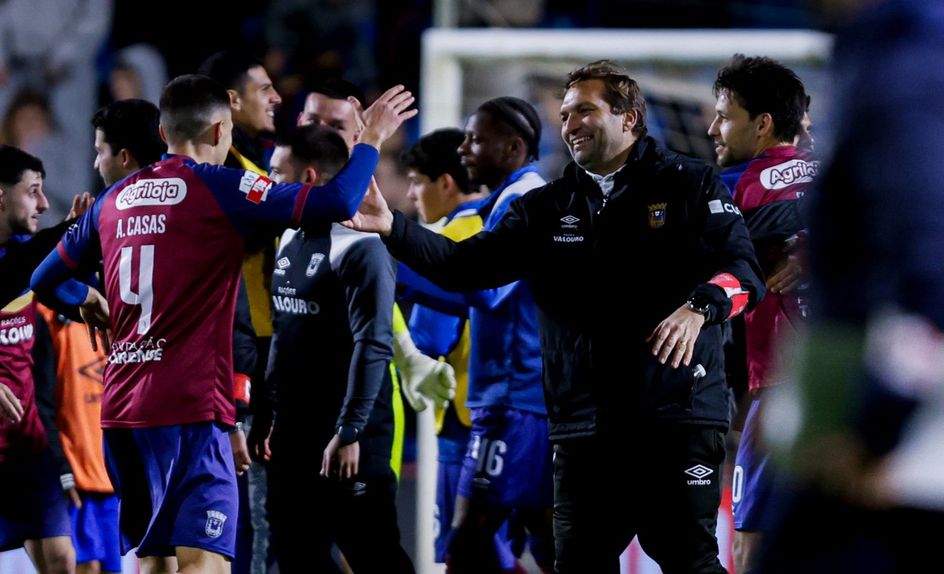 Após bater o Vizela, para a Liga 2, treinador também festejou no primeiro jogo em Torres Vedras, com o triunfo diante da UD Leiria, na prova rainha - Foto: Torreense