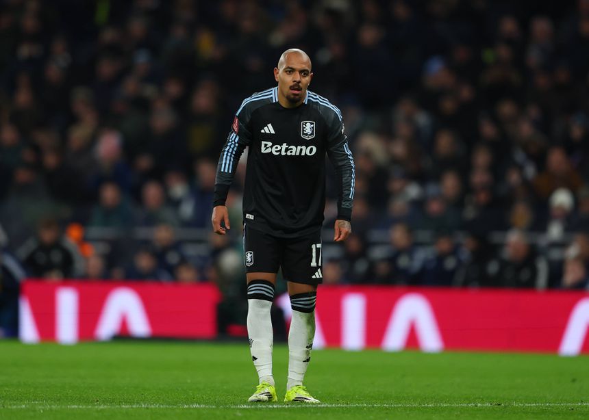Donyell Malen está na porta de saída do Aston Villa