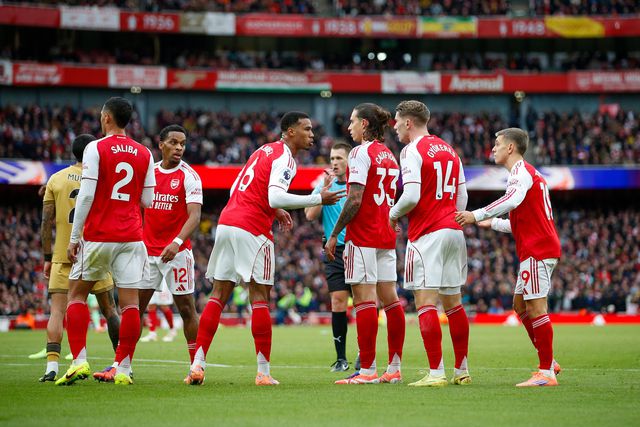 Jogadores do Arsenal preparam-se para lance de bola parada