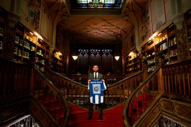 Farioli renovou contrato com o FC Porto na icónica livraria Lello - Foto: FC Porto