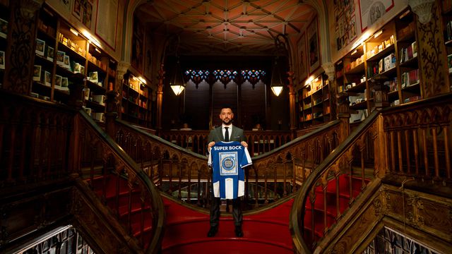 Farioli renovou contrato com o FC Porto na icónica livraria Lello - Foto: FC Porto