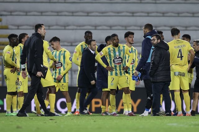 Desilusão dos jogadores do Tondela, depois da derrota frente ao Moreirense - Foto: Manuel Fernando Araújo/Lusa