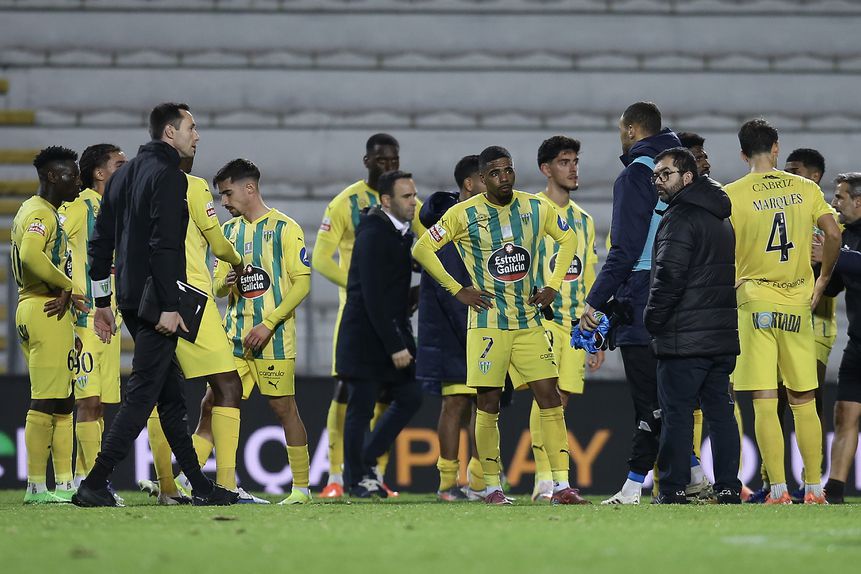 Desilusão dos jogadores do Tondela, depois da derrota frente ao Moreirense - Foto: Manuel Fernando Araújo/Lusa