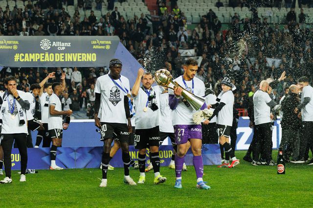 Ndoye, Samu e Charles celebram a conquista da Taça da Liga