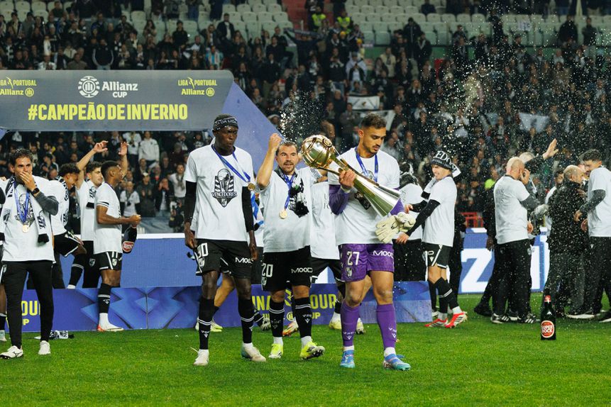 Ndoye, Samu e Charles celebram a conquista da Taça da Liga
