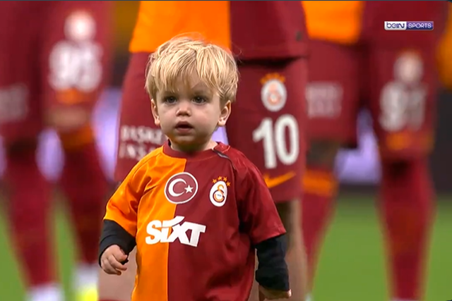 VÍDEO: ainda nem tem dois anos e já lidera festejos com os adeptos