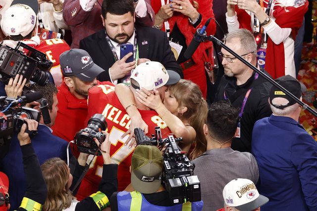 Fotogaleria e vídeo: O beijo de Swift e Kelce (e mais) na noite dos Chiefs