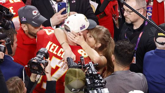 Fotogaleria e vídeo: O beijo de Swift e Kelce (e mais) na noite dos Chiefs