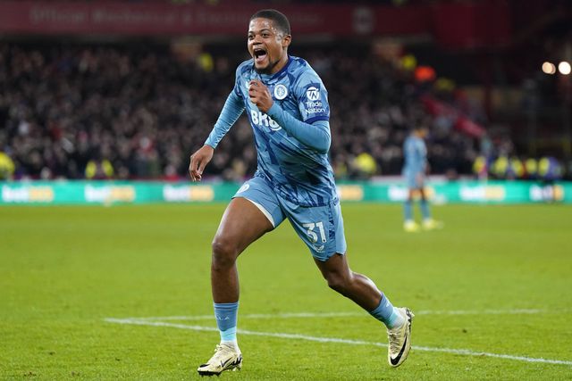 Mercado (oficial): Aston Villa renova com avançado