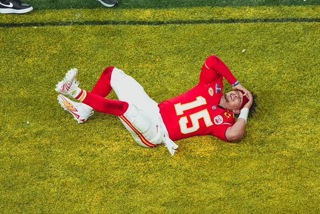 Um, dois, três... Mahomes ganha outra vez